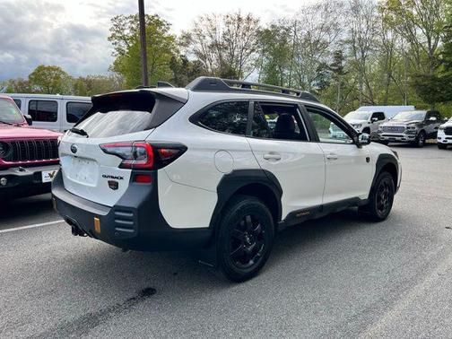 Crystal White Pearl 2022 Subaru Outback Wilderness