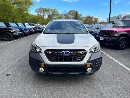 Crystal White Pearl 2022 Subaru Outback Wilderness