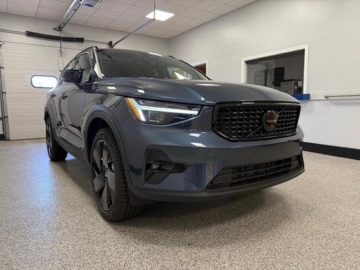 2026 Volvo XC40 B5 Ultra Black Edition