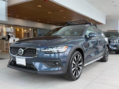 Denim Blue Metallic 2026 Volvo V60 Cross Country Ultra, B5 AWD Gas (mild hybrid)