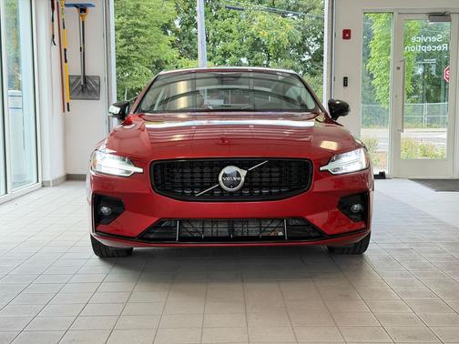 Fusion Red 2025 Volvo S60 B5 Plus