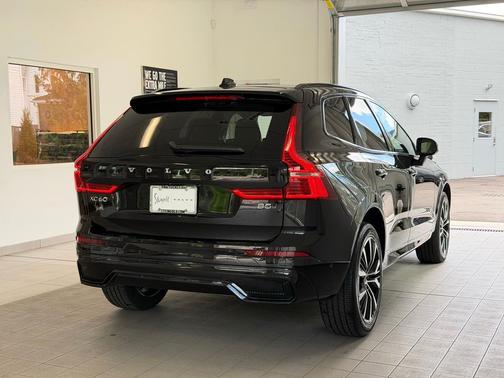 Onyx Black 2025 Volvo XC60 B5 Plus