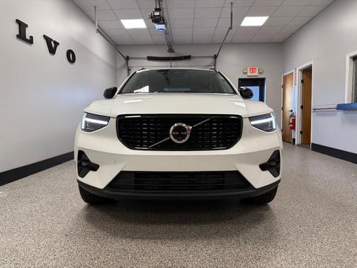 2026 Volvo XC40 B5 Plus