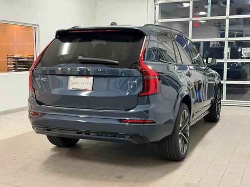 2026 Volvo XC90 Plug-In Hybrid T8 Ultra Dark Theme 7-Seater