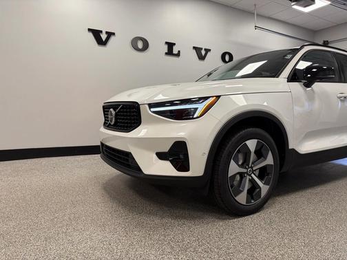 Crystal White 2026 Volvo XC40 Plus, B5 AWD Gas (mild hybrid), Dark
