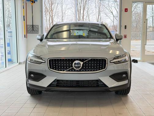Vapour Grey 2025 Volvo V60 Cross Country Plus, B5 AWD Gas (mild hybrid)