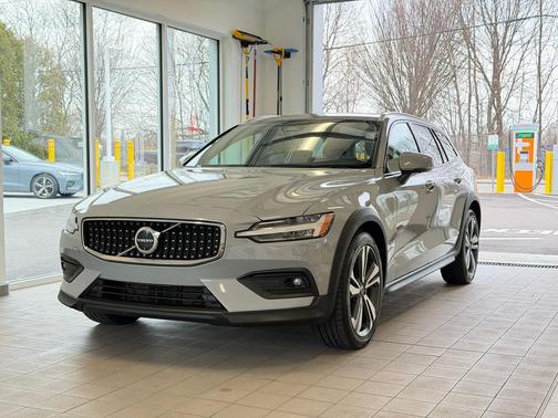 Vapour Grey 2025 Volvo V60 Cross Country Plus, B5 AWD Gas (mild hybrid)