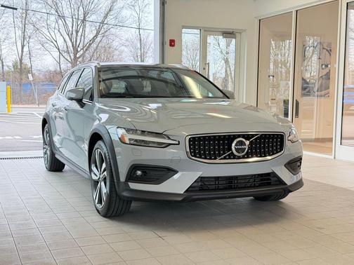 Vapour Grey 2025 Volvo V60 Cross Country Plus, B5 AWD Gas (mild hybrid)