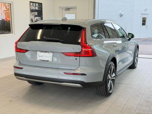 Vapour Grey 2025 Volvo V60 Cross Country Plus, B5 AWD Gas (mild hybrid)