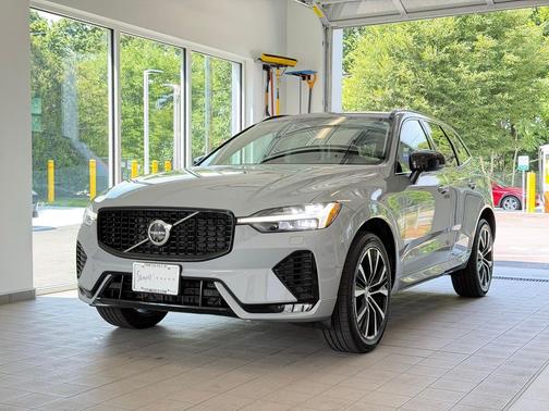 Vapour Grey Metallic 2024 Volvo XC60 B5 Plus Dark Theme