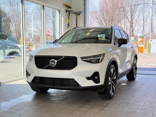 Crystal White Pearl 2025 Volvo XC40 B5 Plus Dark Theme