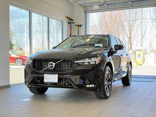 Onyx Black 2025 Volvo XC60 Core