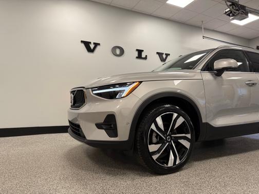 2025 Volvo XC40 B5 AWD Plus Bright Theme