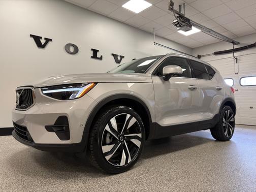 2025 Volvo XC40 B5 AWD Plus Bright Theme