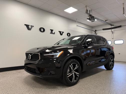 2025 Volvo XC40 B5 AWD Core Bright Theme