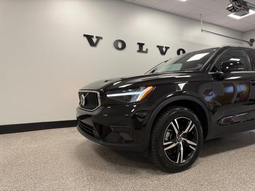 2025 Volvo XC40 B5 AWD Core Bright Theme