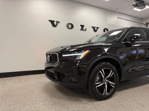 2025 Volvo XC40 B5 AWD Core Bright Theme