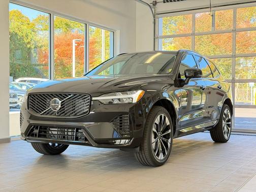 Onyx Black Metallic 2026 Volvo XC60 B5 Plus