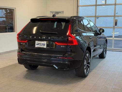 Onyx Black Metallic 2026 Volvo XC60 B5 Plus