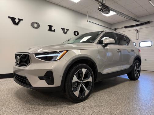 2025 Volvo XC40 B5 AWD Plus Bright Theme