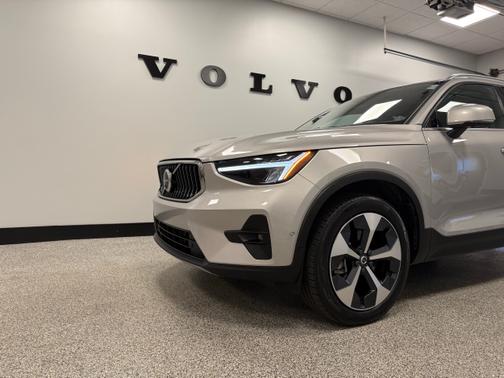 2025 Volvo XC40 B5 AWD Plus Bright Theme