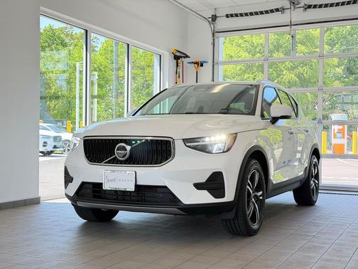 Crystal White Metallic 2023 Volvo XC40 B5 Core
