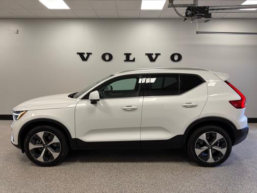 2025 Volvo XC40 B5 AWD Plus Bright Theme