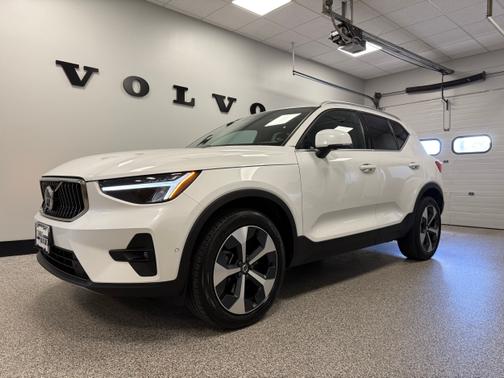 2025 Volvo XC40 B5 AWD Plus Bright Theme