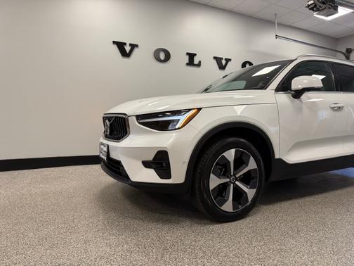 2025 Volvo XC40 B5 AWD Plus Bright Theme