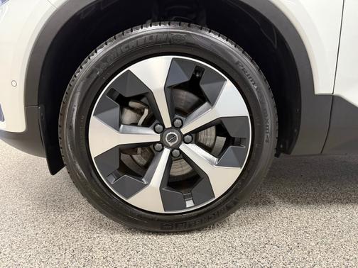 2025 Volvo XC40 B5 AWD Plus Bright Theme