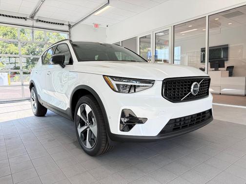 2026 Volvo XC40 B5 Plus