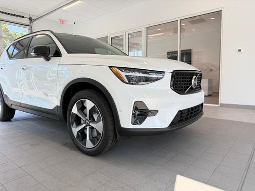 2026 Volvo XC40 B5 Plus