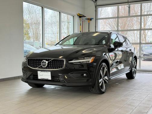 Onyx Black Metallic 2024 Volvo V60 Cross Country B5 Plus