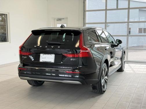 Onyx Black Metallic 2024 Volvo V60 Cross Country B5 Plus