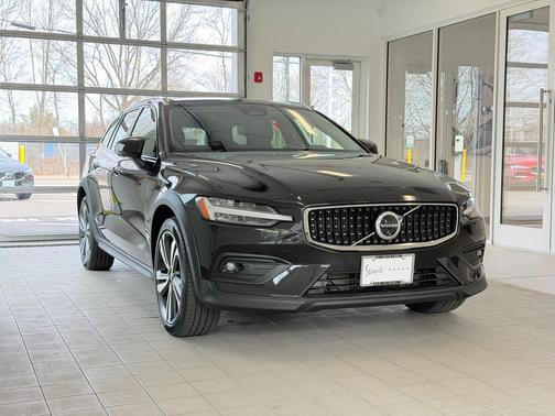 Onyx Black Metallic 2024 Volvo V60 Cross Country B5 Plus
