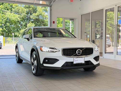 Crystal White Pearl 2025 Volvo V60 Cross Country Plus, B5 AWD Gas (mild hybrid)