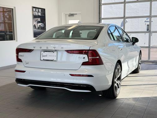 Crystal White Pearl 2025 Volvo S60 B5 Core