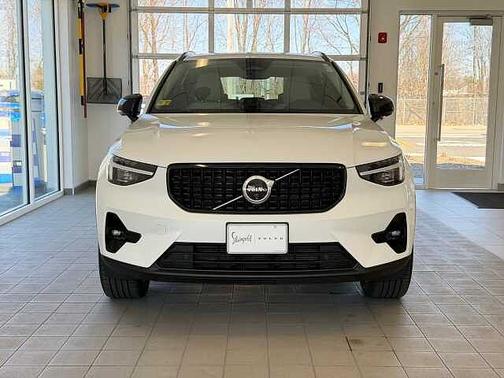 Crystal White 2025 Volvo XC40 Plus