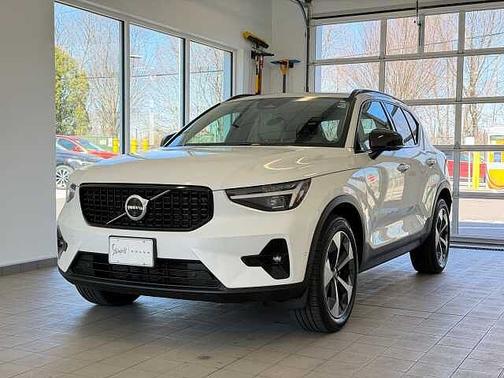 Crystal White 2025 Volvo XC40 Plus