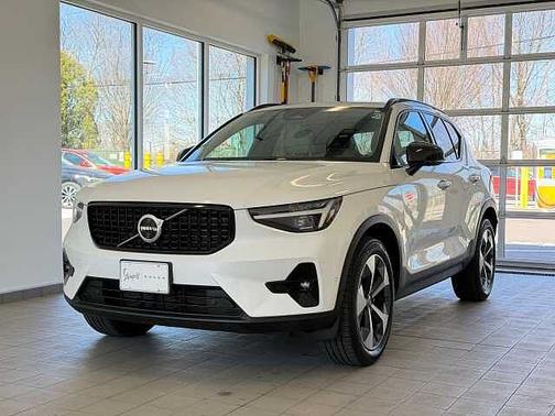 Crystal White 2025 Volvo XC40 Plus
