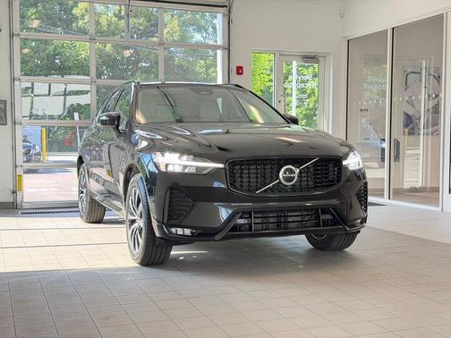 Onyx Black Metallic 2025 Volvo XC60 B5 Core