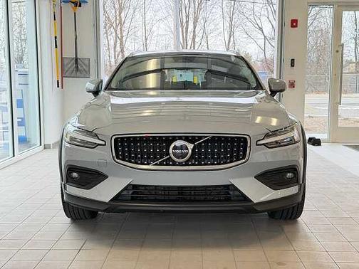 2025 Volvo V60 Cross Country Plus