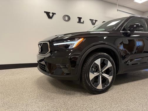 2025 Volvo XC40 B5 AWD Plus Bright Theme