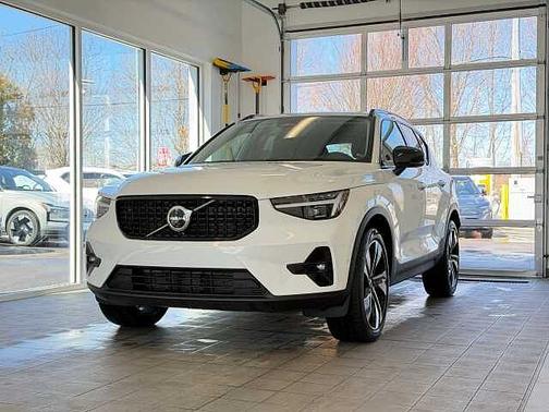2025 Volvo XC40 Plus