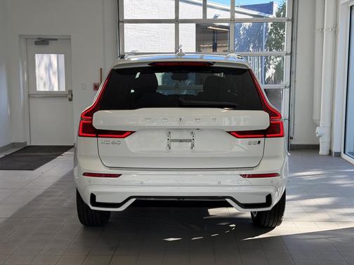Crystal White Metallic 2026 Volvo XC60 B5 Plus