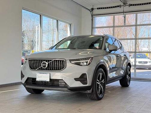 2025 Volvo XC40 Core