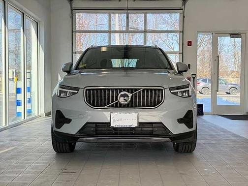 2025 Volvo XC40 Core
