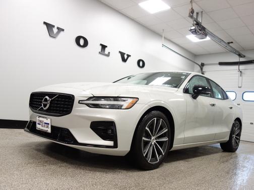 2022 Volvo S60 B5 FWD Momentum