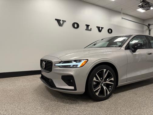 2025 Volvo S60 B5 AWD Plus