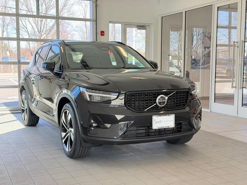 Onyx Black 2025 Volvo XC40 B5 Plus Dark Theme